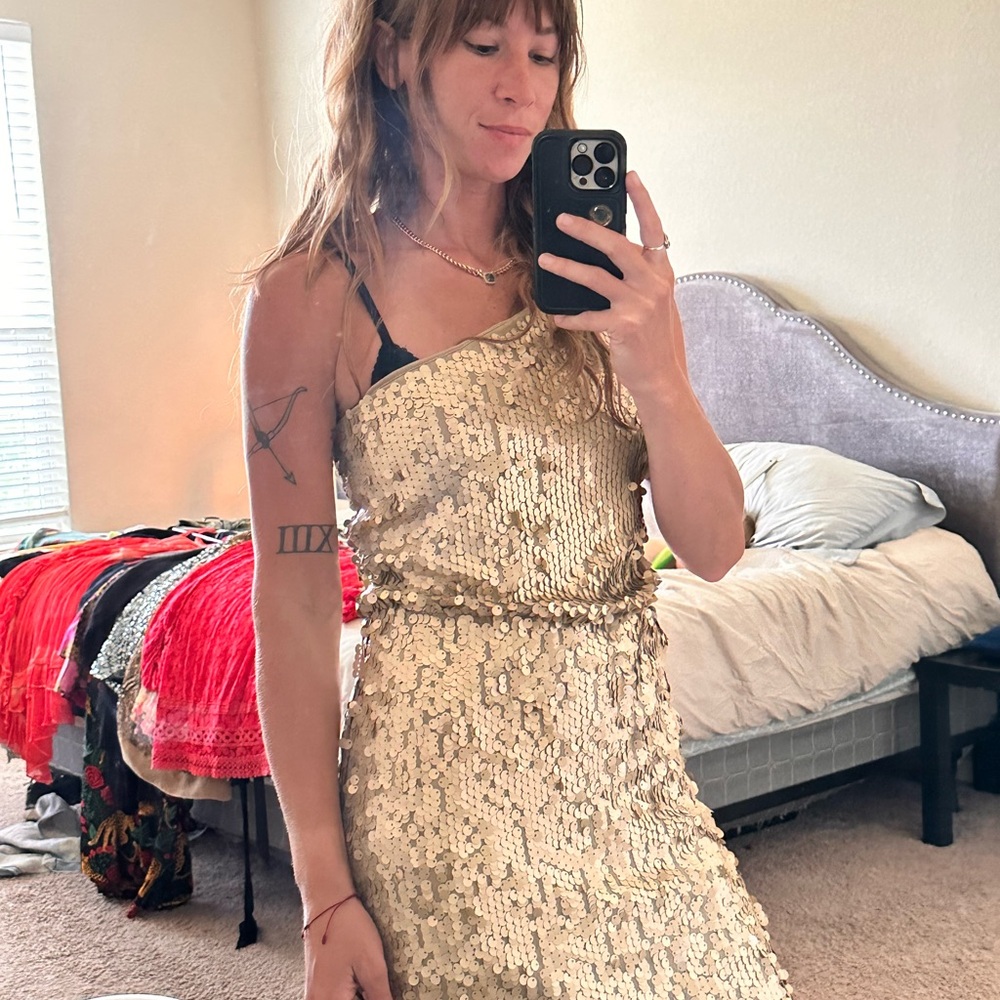 Chelsea & Violet Elegant Sequin Dress in Gold